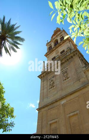 Le minaret de la Cathédrale-Mosquée de Cordoue (Mezquita-Catedral de Cordoue). Architecture islamique, mauresque et gothique. Belle journée ensoleillée à Cordoue. Banque D'Images