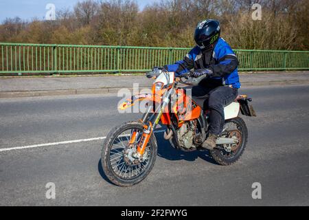 2008 orange KTM 250 Exc-F moto Rider 249cc essence endoro Brouleur vélo; deux roues de transport, motos, véhicule, routes, Motos, motocyclistes motards motorisés à Chorley, Royaume-Uni Banque D'Images