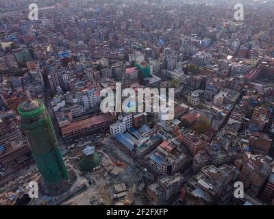 Katmandou, Népal. 12 mars 2021. Les ouvriers construisent la tour Dharahara à Katmandou, au Népal, le vendredi 12 mars 2021. (Credit image: © Skanda GautamZUMA Wire) Credit: ZUMA Press, Inc./Alamy Live News Banque D'Images