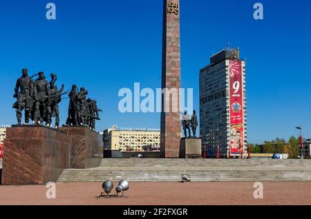 Saint-Pétersbourg, Russie - 05 mai 2016 : Obélisque et défenseurs de la mémoire de Leningrad sur la place de la victoire décorée d'une bannière rouge pour le jour de la victoire Banque D'Images