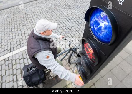 Hildesheim, Allemagne. 12 mars 2021. Un feu de circulation bleu et rouge pour les cyclistes brillent à une intersection. La confusion parmi les cyclistes à Hildesheim est grande: Récemment, un feu bleu s'allume également à une intersection - mais sans aucune explication. Presque personne ne sait ce que le feu de signalisation bleu est censé signifier. Selon la ville de Hildesheim, le feu de circulation bleu est censé indiquer que la circulation à vélo a été détectée et n'a pas besoin d'appuyer sur d'autres boutons. Credit: Julian Stratenschulte/dpa/Alay Live News Banque D'Images