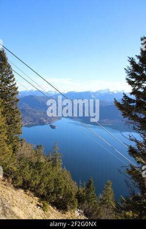 Randonnée de Walchensee à l'Herzogstand, 1731 M., pré-Alpes, Allemagne, Bavière, Haute-Bavière, pays de Tölzer, vue atmosphérique sur le Walchensee Banque D'Images