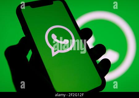 LONDRES, Royaume-Uni - Mars 2021 : logo du service de messagerie en ligne WhatsApp sur un smartphone Banque D'Images