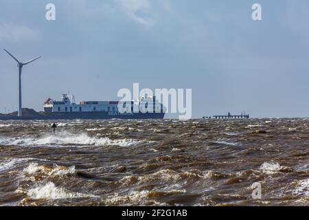 Heysham Lancashire, Royaume-Uni. 12 mars 2021. Irish Sea Ferry Seat Truck Precissson quitte le port de Heysham en route pour l'Irlande du Nord pendant les vents forts et les mers lourdes qui continuent de relier le continent à l'Irlande du Nord crédit: PN News/Alamy Live News Banque D'Images