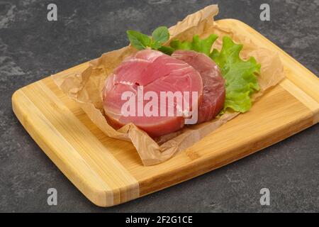Raw tuna steak ronde prêt pour grill Banque D'Images