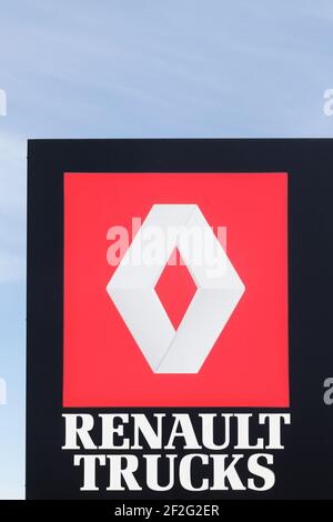 Villefranche, France - 28 mai 2017 : logo Renault Trucks sur un panneau. Renault Trucks est un fabricant français de camions commerciaux et de véhicules militaires Banque D'Images