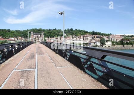 Vue sur la ville de Trevoux depuis le pont piétonnier Banque D'Images