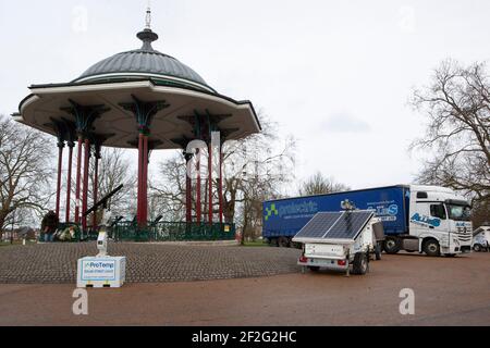 Londres, Royaume-Uni. 12 mars 2021. Les employés du Conseil de Lambeth ont installé un éclairage au kiosque Clapham Common pour le conflit, récupérer ces rues vigile demain. Les policiers de la police métropolitaine sont venus discuter de ce qui se passait et ont téléphoné dans un rapport à leurs patrons. Récupérer les rues sont en cour aujourd'hui, en lutte pour le droit pour la veillée à Vas-y malgré les restrictions de verrouillage. Credit: Anna Watson/Alay Live News Banque D'Images