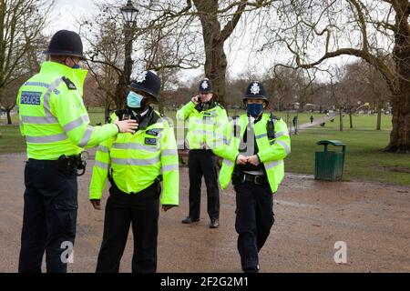 Londres, Royaume-Uni. 12 mars 2021. Les employés du Conseil de Lambeth ont installé un éclairage au kiosque Clapham Common pour le conflit, récupérer ces rues vigile demain. Les policiers de la police métropolitaine sont venus discuter de ce qui se passait et ont téléphoné dans un rapport à leurs patrons. Récupérer les rues sont en cour aujourd'hui, en lutte pour le droit pour la veillée à Vas-y malgré les restrictions de verrouillage. Credit: Anna Watson/Alay Live News Banque D'Images