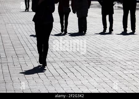 Silhouettes et ombres des gens qui marchent dans la rue de la ville. Concept de société ou de population Banque D'Images