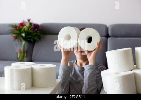 Enfant, jouer avec du papier toilette à la maison Banque D'Images