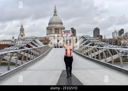 Millenium Bridge, Londres, Royaume-Uni. 12 mars 2021. PETA organise une manifestation sur le pont Millenium contre la production de lait. Crédit : Matthew Chattle/Alay Live News Banque D'Images