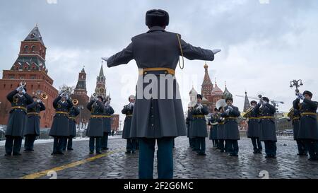 4 février 2021, Moscou, Russie: Le chef militaire dirige la bande militaire de cuivres sur le Spusk de Vasilyevsky du Kremlin de Moscou pendant les répétitions avant le festival..chaque année, des groupes militaires participent au festival '''Tour de passkaya'. C'est une « bataille » grandiose des orchestres des armées des différents pays pour l'amour et l'enthousiasme du public, qui se déroule sur fond des murs majestueux du Kremlin. La combinaison organique de musique militaire, classique, folklorique et pop, défilés de groupes militaires et spectacles de danse, spectacles de démonstration Banque D'Images