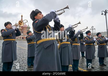 4 février 2021, Moscou, Russie : le groupe militaire de cuivres se produit en arrière-plan avec la cathédrale de l'intercession du Kremlin de Moscou pendant les répétitions avant le festival..chaque année, des groupes militaires participent au festival '''Tour de passkaya'. C'est une « bataille » grandiose des orchestres des armées des différents pays pour l'amour et l'enthousiasme du public, qui se déroule sur fond des murs majestueux du Kremlin. La combinaison organique de musique militaire, classique, folklorique et pop, défilés de groupes militaires et spectacles de danse, spectacle de démonstration Banque D'Images