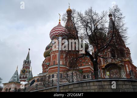 4 février 2021, Moscou, Russie : vue sur la cathédrale de l'intercession pendant les répétitions avant le festival..chaque année, des groupes militaires participent au festival ''Tour de passkaya'. C'est une « bataille » grandiose des orchestres des armées des différents pays pour l'amour et l'enthousiasme du public, qui se déroule sur fond des murs majestueux du Kremlin. La combinaison organique de musique militaire, classique, folk et pop, défilés de groupes militaires et spectacles de danse, spectacles de démonstration avec armes, laser et effets pyrotechniques - tout cela fait les Fès Banque D'Images