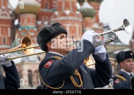 4 février 2021, Moscou, Russie: Un musicien militaire joue la trompette avec la cathédrale de l'intercession du Kremlin de Moscou en arrière-plan pendant les répétitions avant le festival..chaque année, des groupes militaires participent au festival ''Tour de passkaya'. C'est une « bataille » grandiose des orchestres des armées des différents pays pour l'amour et l'enthousiasme du public, qui se déroule sur fond des murs majestueux du Kremlin. La combinaison organique de musique militaire, classique, folklorique et pop, défilés de groupes militaires et spectacles de danse, perfor de démonstration Banque D'Images