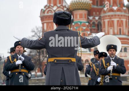 4 février 2021, Moscou, Russie: Un orchestre militaire joue sous la direction d'un chef d'orchestre avec la cathédrale de l'intercession du Kremlin de Moscou en arrière-plan pendant les répétitions avant le festival.chaque année, des groupes militaires participent au festival '''Tour de passkaya'. C'est une « bataille » grandiose des orchestres des armées des différents pays pour l'amour et l'enthousiasme du public, qui se déroule sur fond des murs majestueux du Kremlin. La combinaison organique de musique militaire, classique, folklorique et pop, défilés de groupes militaires et danse sho Banque D'Images