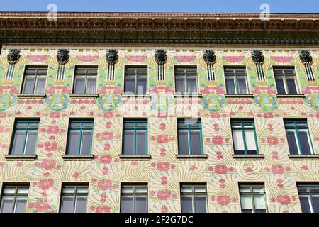 VIENNE, AUTRICHE - 23 FÉVRIER 2021 : détail de la façade de la maison Jugendstil majolica. Conçu par Otto Wagner (1841-1918), terminé en 1899. Banque D'Images