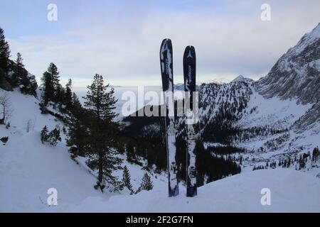 Randonnée d'hiver près de Mittenwald, près de Klais, Europe, Allemagne, Bavière, Haute-Bavière, Werdenfels, hiver, ski à la Schachentor, la vallée dans le brouillard, ski pour se reposer dans la neige Banque D'Images