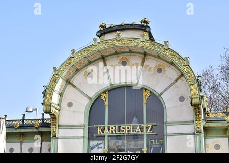 VIENNE, AUTRICHE - 23 FÉVRIER 2021 : détail du pavillon Jugendstil Stadtbahn à Karlsplatz. Conçu par Otto Wagner (1841-1918), terminé en 1898. Banque D'Images