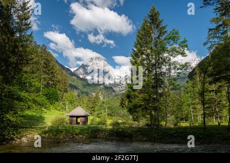 Rivière près de Schiederweiher (Hinterstode, Autriche) par une journée ensoleillée au printemps Banque D'Images