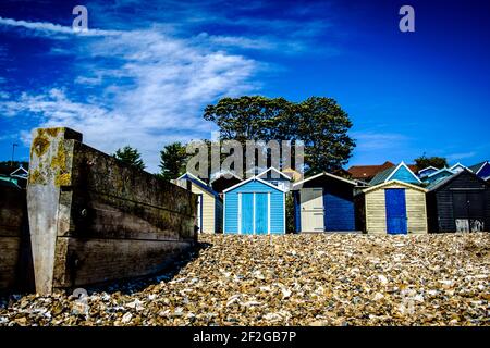 Cabines de plage sur West Mersea Beach Banque D'Images