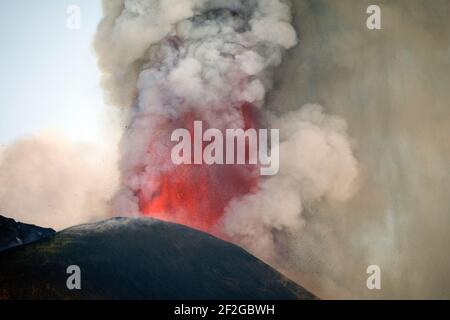 CATANE, ETNA, ITALIE - 12 MARS 2021 : nouvelle éruption du volcan Etna en sicile. Fontaines de lave et un énorme panache de gaz et de cendres pyroclastiques dal Cratere di sudest. Banque D'Images