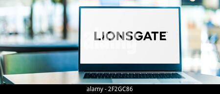 POZNAN, POL - 6 FÉVRIER 2021 : ordinateur portable affichant le logo de Lionsgate, une société de divertissement américaine-canadienne Banque D'Images