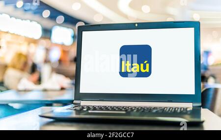 POZNAN, POL - 6 FÉVR. 2021: Ordinateur portable affichant le logo de Banco Itau Unibanco, une banque brésilienne cotée en bourse avec siège à Sao Paulo, BR Banque D'Images