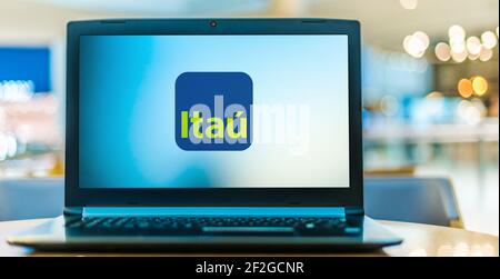 POZNAN, POL - 6 FÉVR. 2021: Ordinateur portable affichant le logo de Banco Itau Unibanco, une banque brésilienne cotée en bourse avec siège à Sao Paulo, BR Banque D'Images