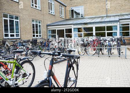 place de parking pour vélos dans une cour d'école Banque D'Images