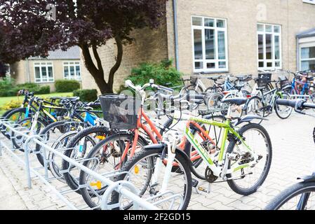 place de parking pour vélos dans une cour d'école Banque D'Images