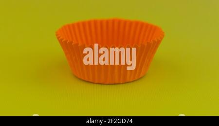 Videz la boîte à gâteau orange sur fond vert jaune avec espace de copie Banque D'Images