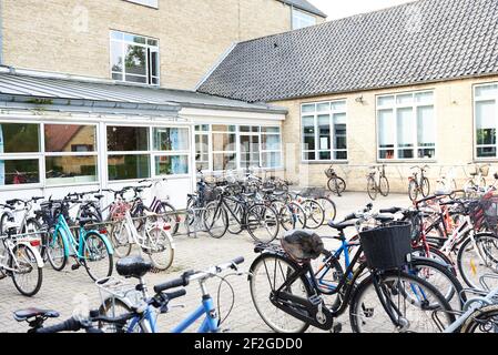 parking à vélo dans un bâtiment scolaire Banque D'Images