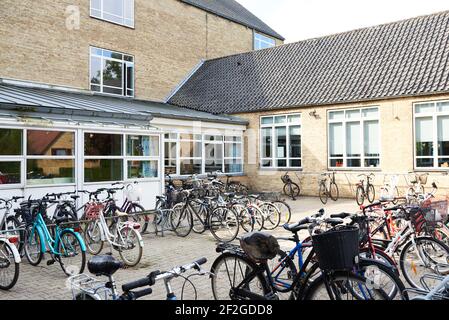 Une place de parking pour vélos dans une cour d'école Banque D'Images