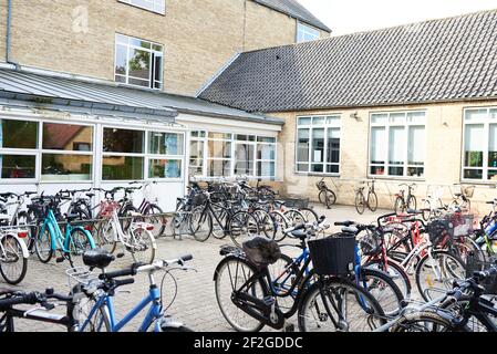 place de parking pour vélos dans une cour d'école Banque D'Images