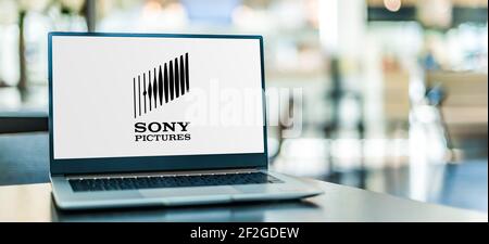 POZNAN, POL - 6 FÉVRIER 2021 : ordinateur portable affichant le logo de Sony Pictures, une société américaine de divertissement qui produit, acquiert et distribue Banque D'Images