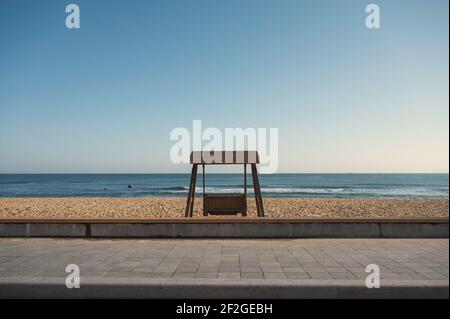 Banc en bois vide sur la plage avec vue sur la mer tropicale sous le soleil Banque D'Images