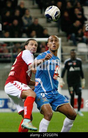 Mickael TACALFRED (22 Reims) et Gino VAN KESSEL (9 Arles) lors du match de football de la coupe de la Ligue française 1/16 entre le Stade Reims Marne et l'AC Arles Avignon le 28 octobre 2014 au stade Auguste Delaune de Reims, France - photo Anthony Serpe / DPPI Banque D'Images