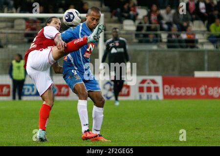 Le capitaine de Reims Mickael TACALFRED et Gino VAN KESSEL (Arles) lors du match de football de la coupe de la Ligue française 1/16 entre le Stade Reims Marne et l'AC Arles Avignon le 28 octobre 2014 au stade Auguste Delaune de Reims, France - photo Anthony Serpe / DPPI Banque D'Images