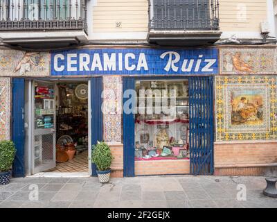 La boutique de céramique et de poterie Ceramica Ruiz à triana Séville Espagne Banque D'Images