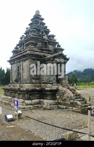 Temple Arjuna dans le complexe de temple de Dieng objet touristique, qui a été fondé par la dynastie Sanjaya au 8ème siècle après J.-C. à Dieng, Indonésie Banque D'Images