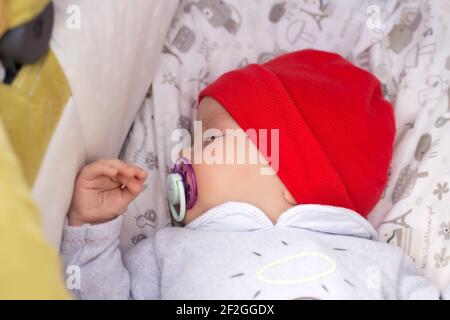 Le nouveau-né dort dans une poussette. Gros plan. Mise au point sélective. Banque D'Images