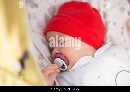 Le nouveau-né dort dans une poussette. Gros plan. Mise au point sélective. Banque D'Images