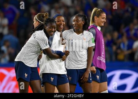 Aissatou Tounkara de France, Grace Geyoro de France et Kadidiatou Diani de France célèbrent la victoire après la coupe du monde des femmes FIFA France 2019, ronde 16, match de football entre la France et le Brésil le 23 juin 2019 au stade Oceane du Havre, France - photo Antoine Massinon / A2M Sport Consulting / DPPI Banque D'Images