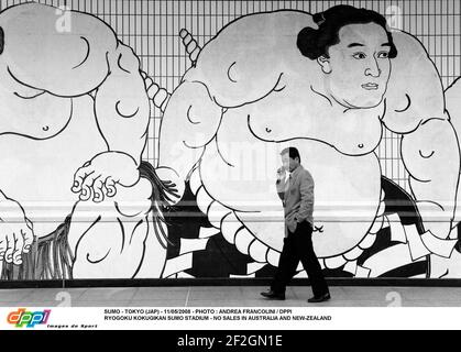 SUMO - TOKYO (JAP) - 11/05/2008 - PHOTO : ANDREA FRANCOLINI / DPPI RYOGOKU KOKUGIKAN SUMO STADIUM - PAS DE VENTE EN AUSTRALIE ET EN NOUVELLE-ZÉLANDE Banque D'Images