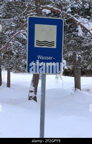 Promenez-vous dans le Riedboden près de Mittenwald, Europe, Allemagne, Bavière, haute-Bavière, Werdenfelser Land, hiver, forêt, panneau zone de protection de l'eau, Banque D'Images