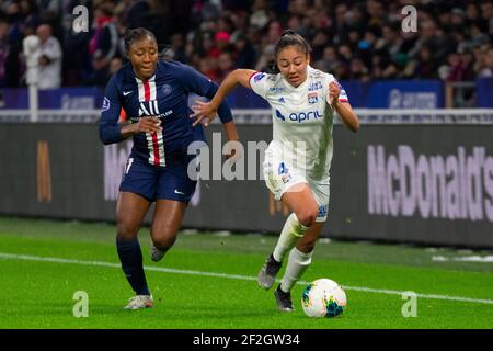 Kadidiatou Diani de Paris Saint Germain et Selma Bacha de l'Olympique Lyonnais se battent pour le ballon lors du championnat de France féminin, D1 Arkema match de football entre l'Olympique Lyonnais et Paris Saint Germain le 16 novembre 2019 au stade Groupama à Decines Charpieu près de Lyon, France - photo Antoine Massinon / A2M Sport Consulting / DPPI Banque D'Images