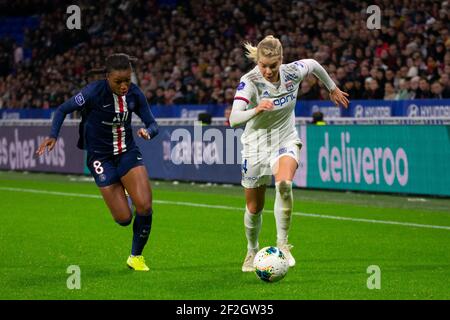 Grace Geyoro de Paris Saint Germain et Ada Hegerberg de l'Olympique Lyonnais se battent pour le ballon lors du championnat de France féminin, D1 Arkema match de football entre l'Olympique Lyonnais et Paris Saint Germain le 16 novembre 2019 au stade Groupama à Decines Charpieu près de Lyon, France - photo Antoine Massinon / A2M Sport Consulting / DPPI Banque D'Images