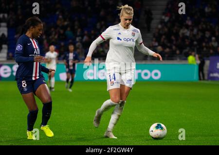 Grace Geyoro de Paris Saint Germain et Ada Hegerberg de l'Olympique Lyonnais se battent pour le ballon lors du championnat de France féminin, D1 Arkema match de football entre l'Olympique Lyonnais et Paris Saint Germain le 16 novembre 2019 au stade Groupama à Decines Charpieu près de Lyon, France - photo Antoine Massinon / A2M Sport Consulting / DPPI Banque D'Images